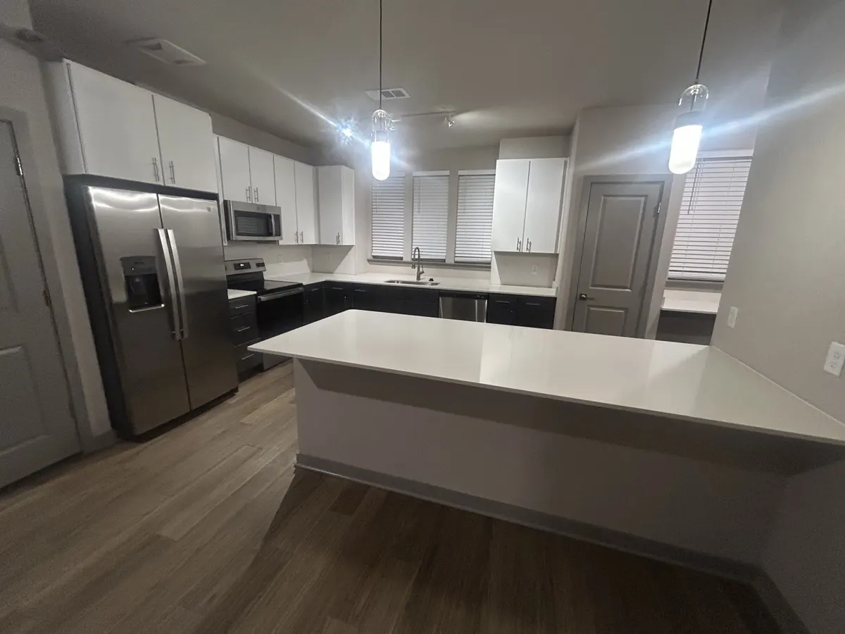 A freshly cleaned, sunlit white kitchen from Ma’s Cleaning’s portfolio